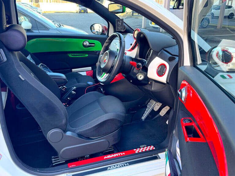 【ABARTH595】なぜドアパネルプレートをカスタムする?