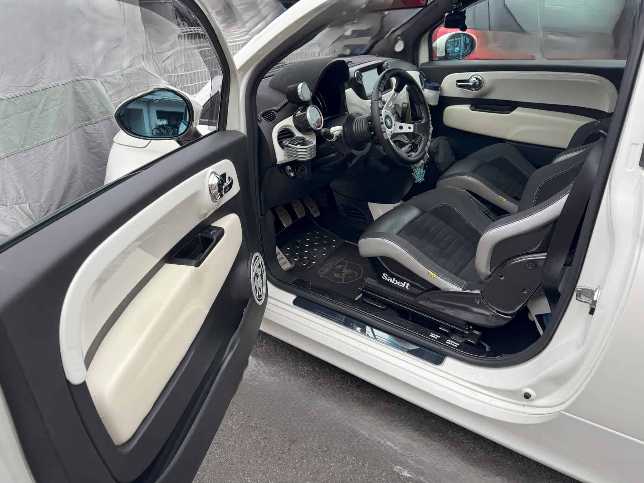 【ABARTH595】なぜドアパネルプレートをカスタムする？